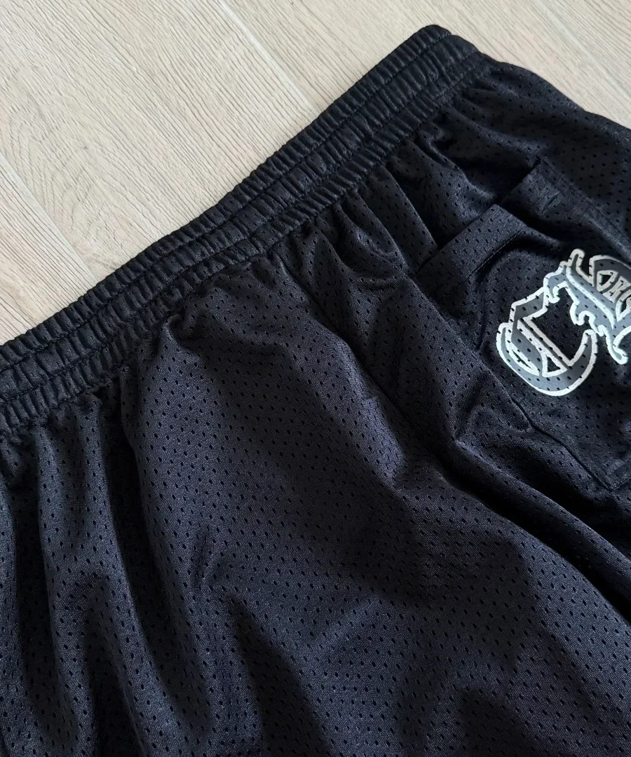 Крупный план заднего кармана черных штанов Chrome Hearts