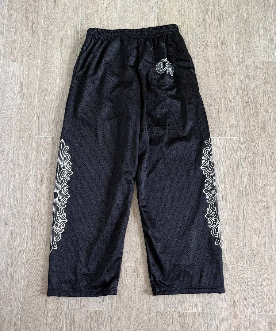 Черные спортивные штаны Chrome Hearts из сетки, вид сзади