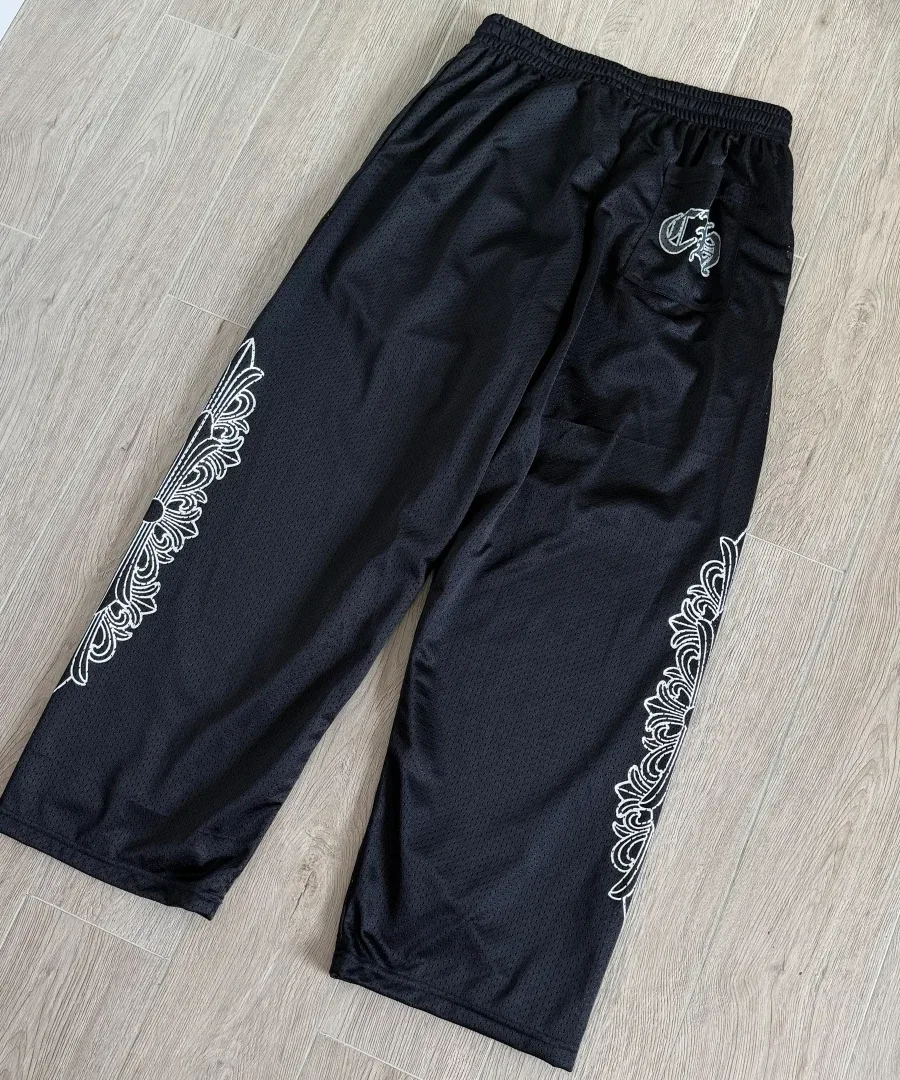 Черные спортивные штаны Chrome Hearts из сетки, вид сзади под углом