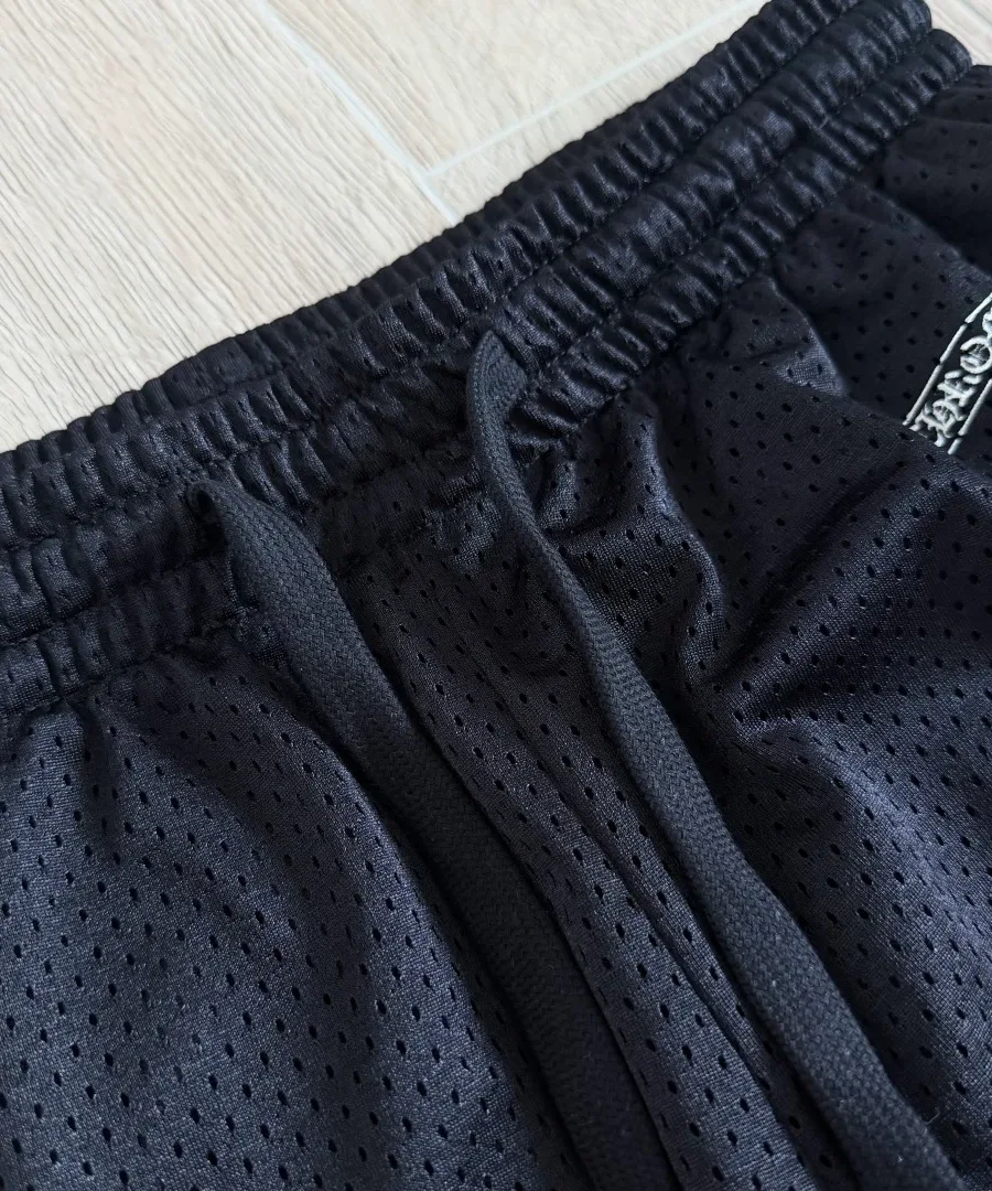 Деталь пояса черных спортивных штанов Chrome Hearts