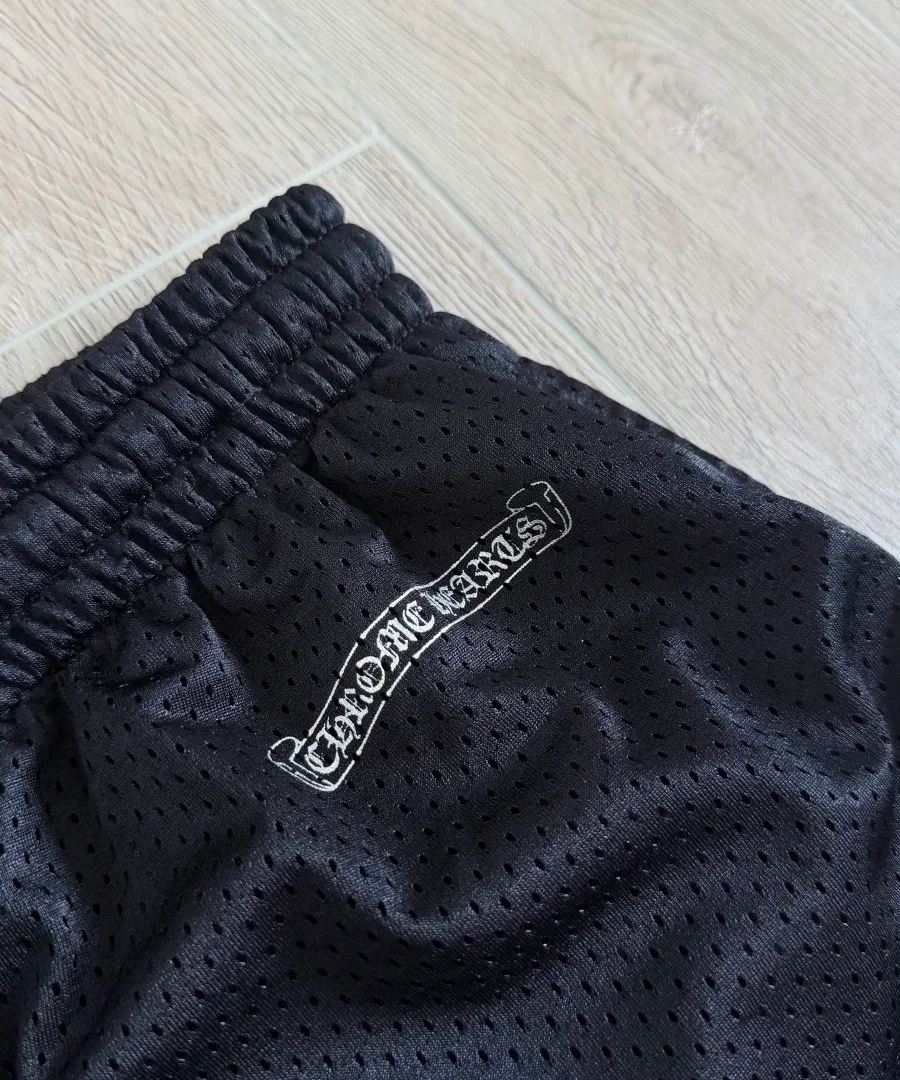 Надпись Chrome Hearts на поясе сзади