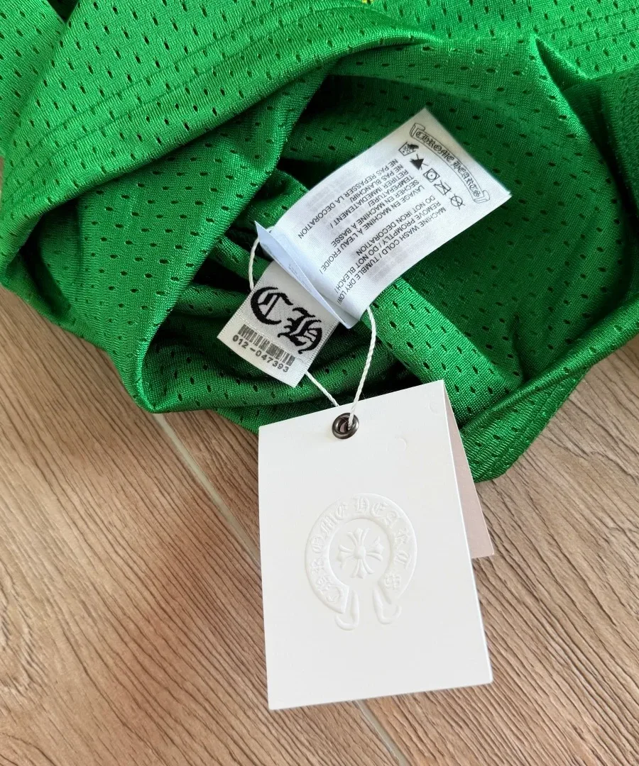 Внутренние бирки и ярлыки зеленой футболки Chrome Hearts