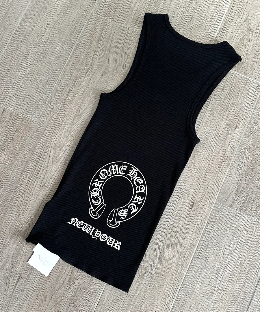 Черная майка Chrome Hearts со спины на полу
