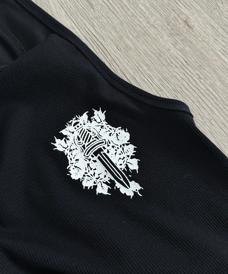 Деталь принта с кинжалом на груди майки Chrome Hearts