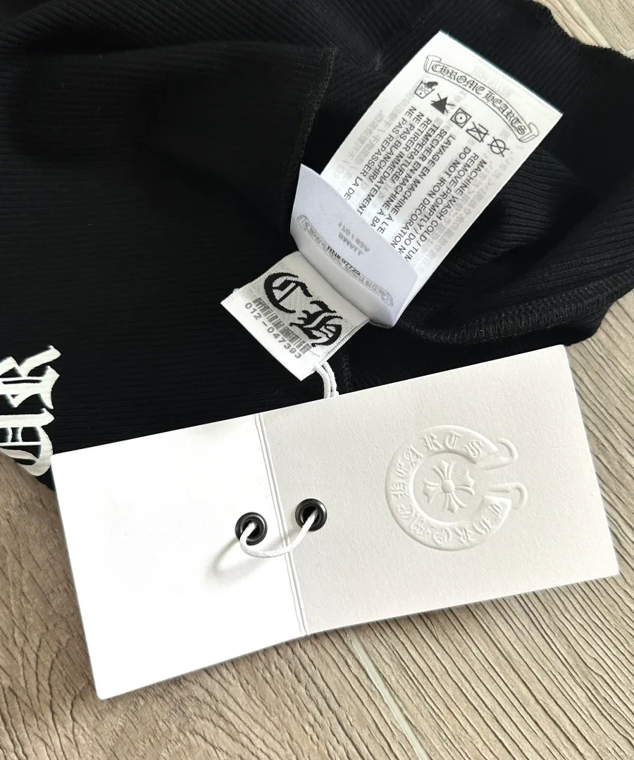 Бирки и ярлыки на черной майке Chrome Hearts