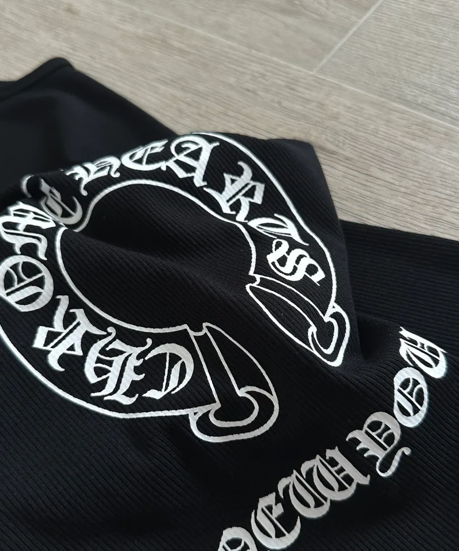 Крупный план принта подковы на спине майки Chrome Hearts