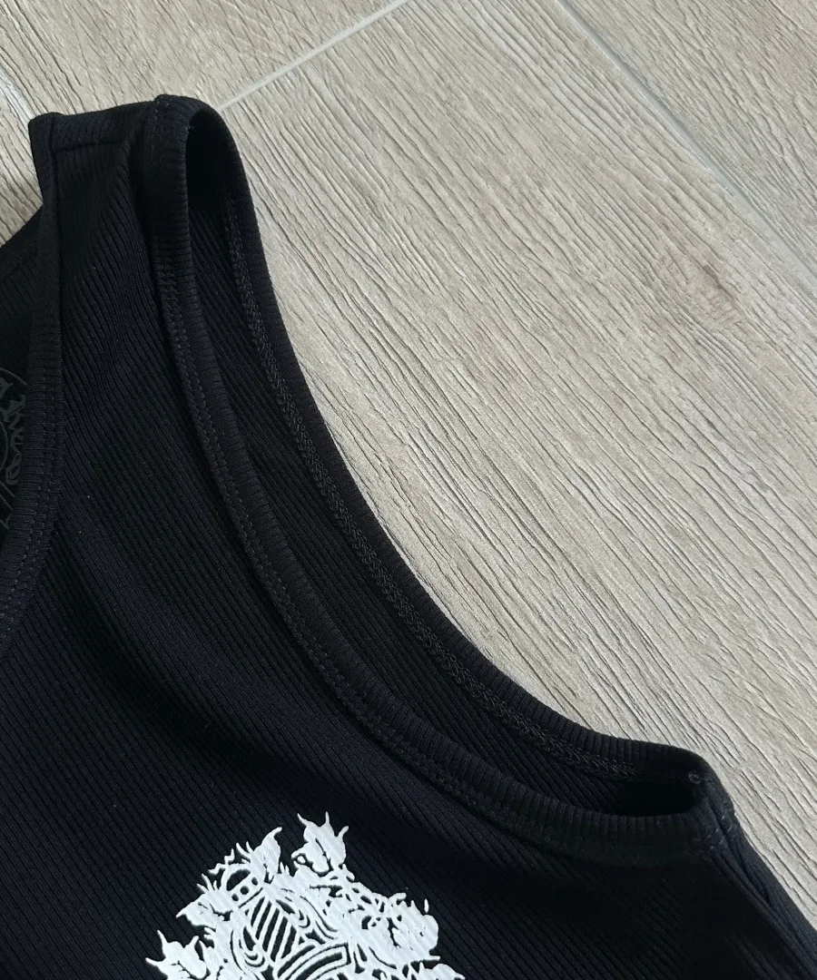 Деталь горловины и проймы майки Chrome Hearts