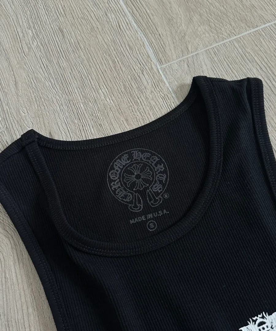 Внутренний принт бренда на горловине майки Chrome Hearts