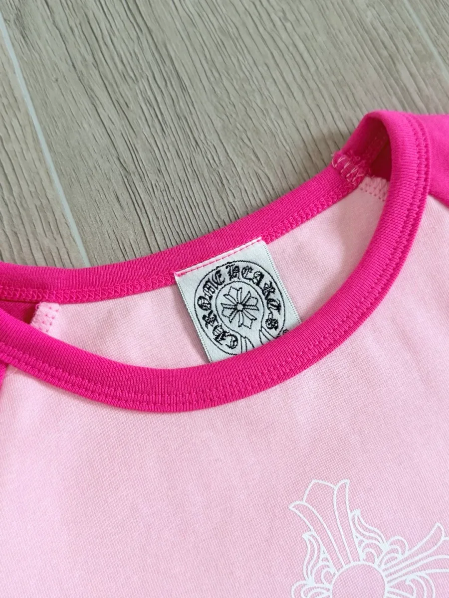 Крупный план горловины с фирменным ярлыком Chrome Hearts