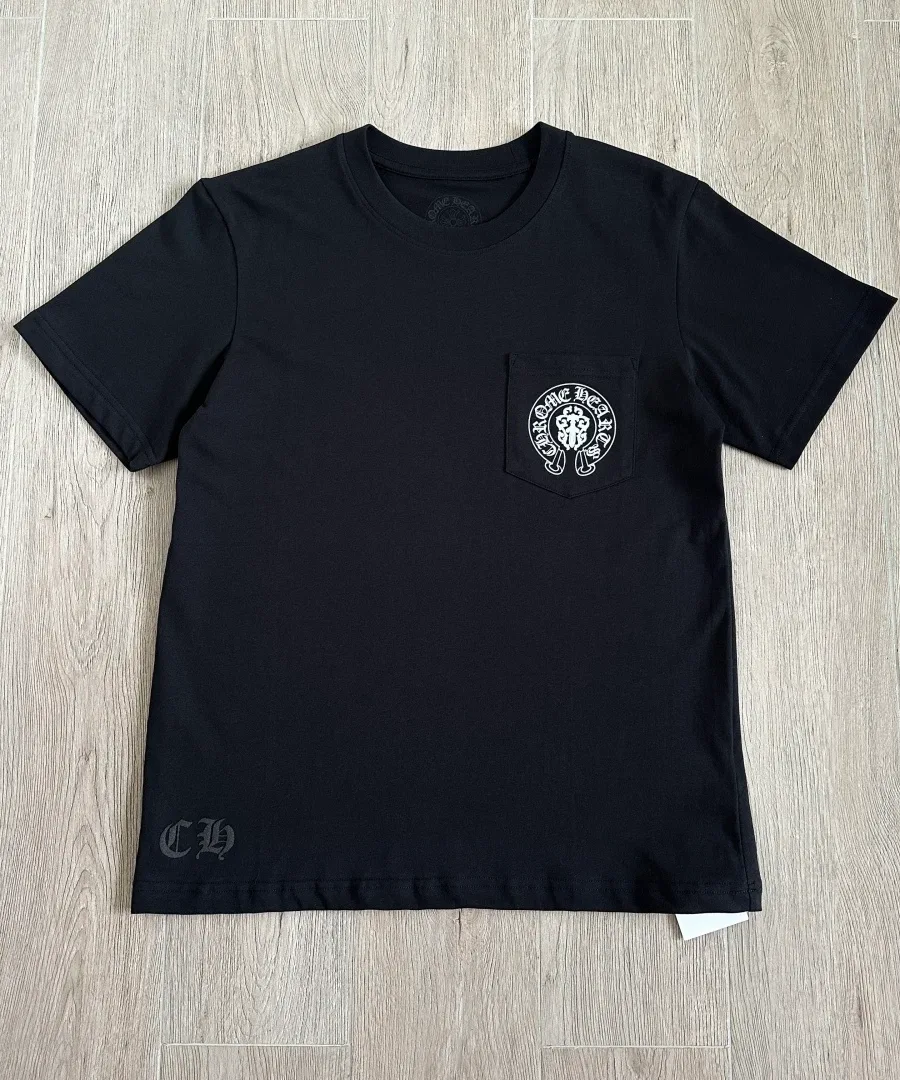 Черная футболка Chrome Hearts спереди с накладным карманом