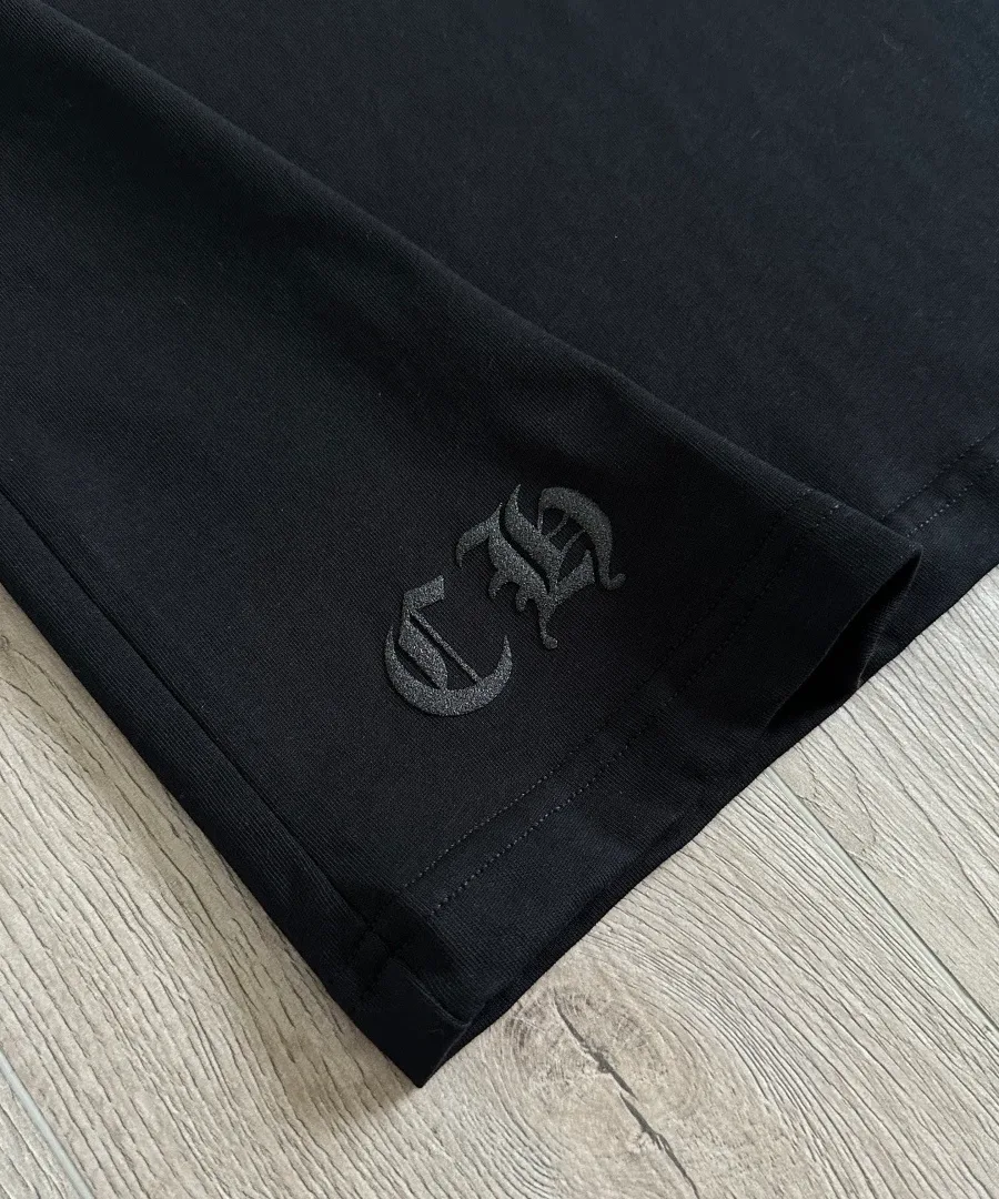 Вышивка логотипа CH на подоле футболки Chrome Hearts