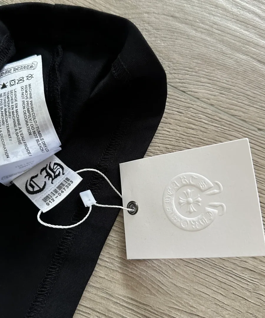 Бирка футболки Chrome Hearts крупным планом