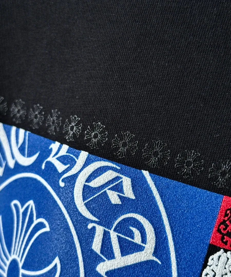 Деталь стыка принтов на футболке Chrome Hearts