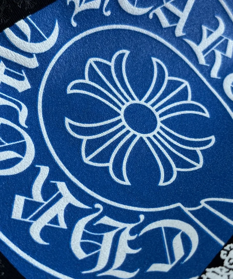 Крупный план синего круга с логотипом Chrome Hearts
