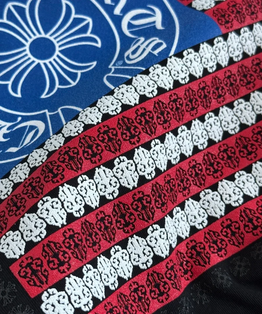 Деталь красно-белых полос принта на футболке Chrome Hearts