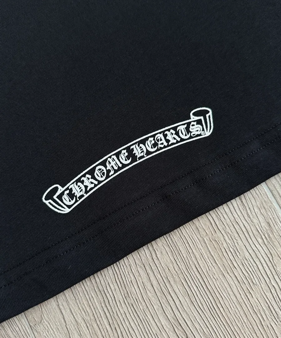 Принт с текстовым логотипом Chrome Hearts на подоле сзади