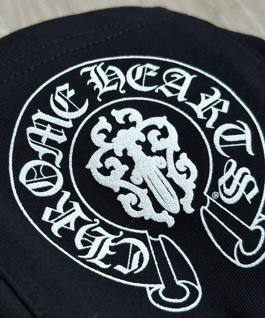 Крупный план круглого принта Chrome Hearts с крестом