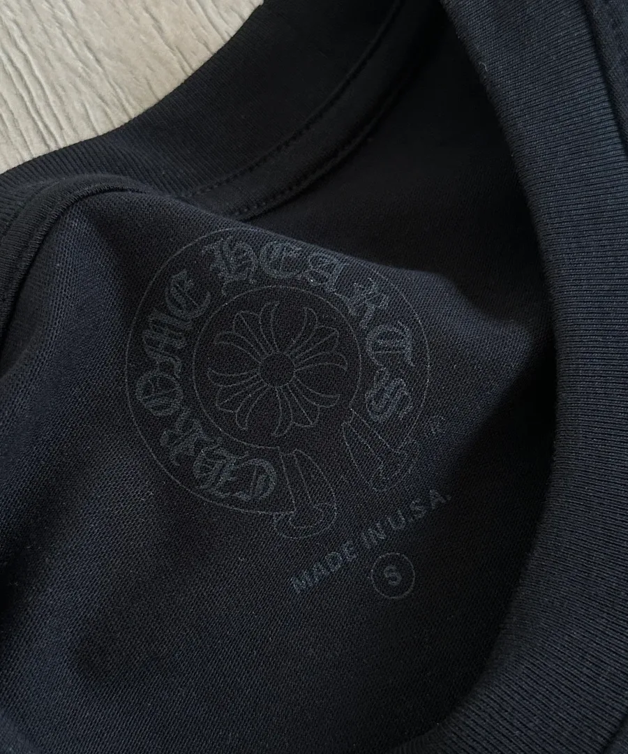 Внутренний принт на горловине футболки Chrome Hearts с размером S