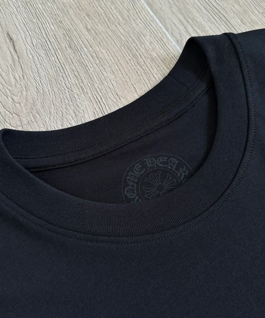 Круглый вырез горловины футболки Chrome Hearts