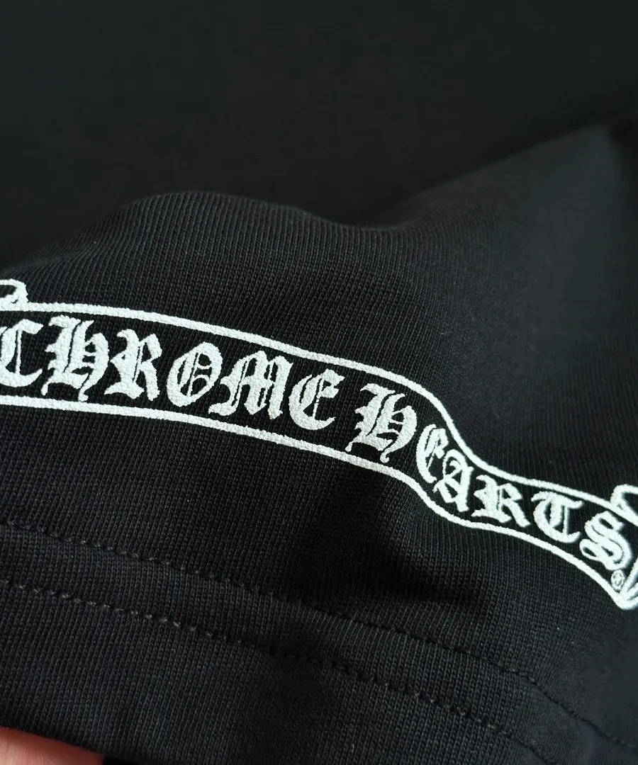Принт с логотипом Chrome Hearts на рукаве