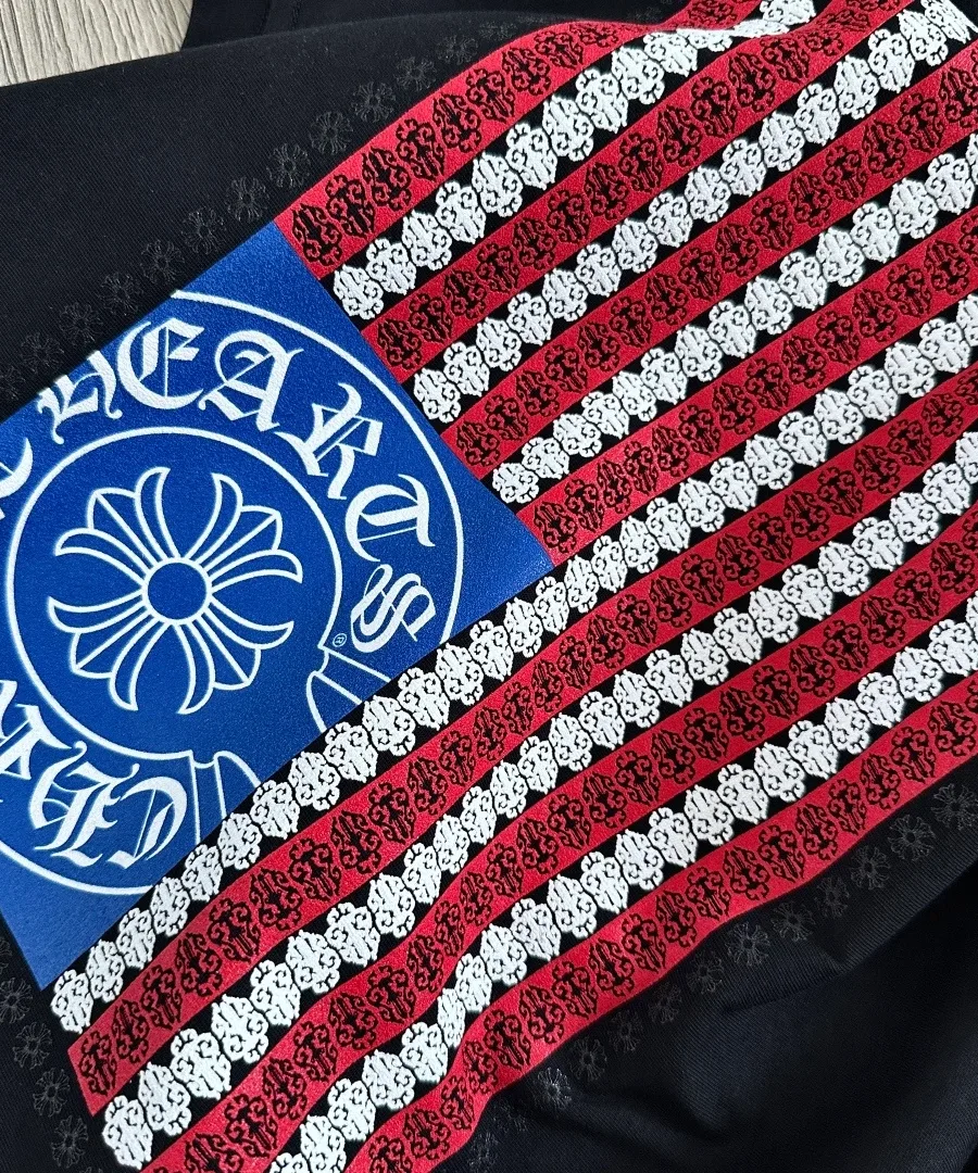 Деталь принта американского флага на футболке Chrome Hearts