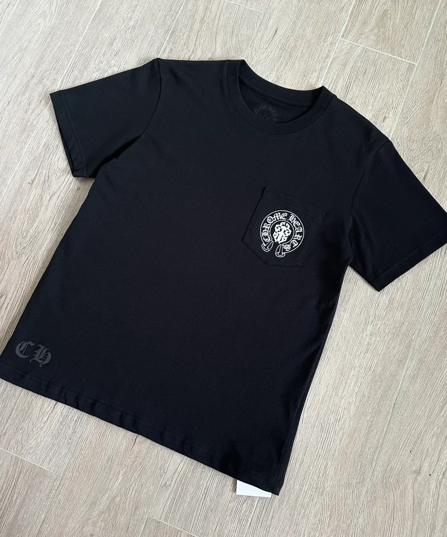 Черная футболка Chrome Hearts спереди под углом