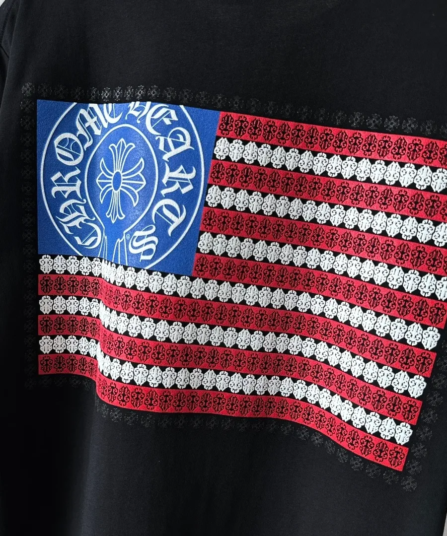 Крупный план принта в виде американского флага на спине футболки Chrome Hearts