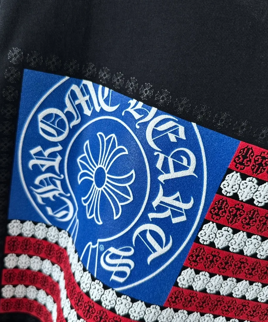 Деталь принта с логотипом Chrome Hearts на синем фоне