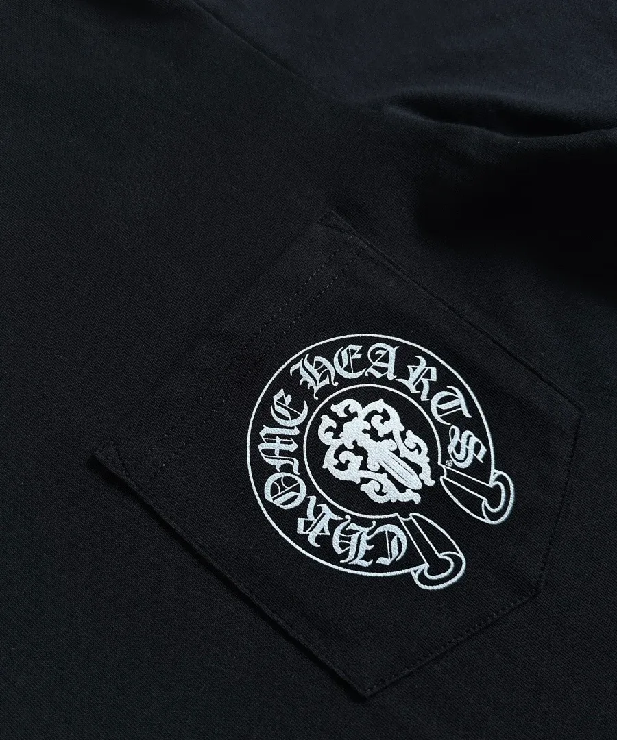 Крупный план накладного кармана с круглым принтом Chrome Hearts