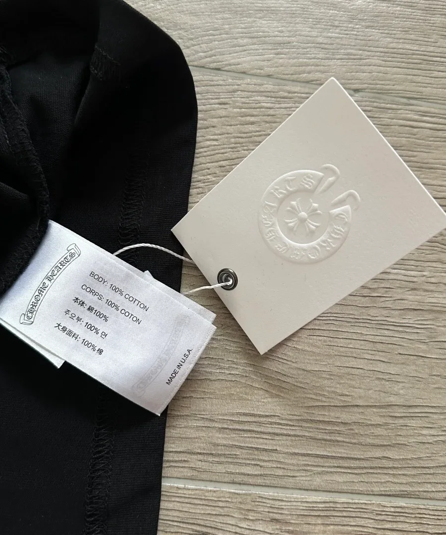 Внутренняя бирка футболки Chrome Hearts с указанием состава