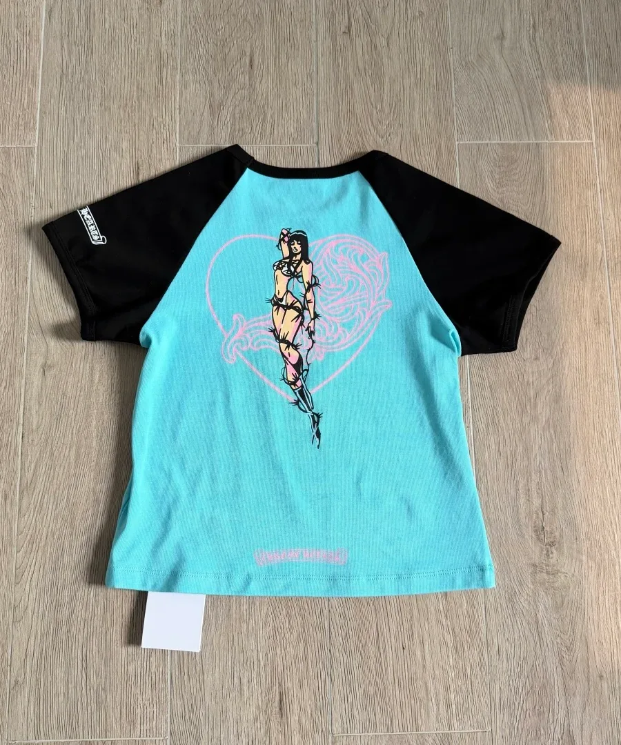 Женская футболка Chrome Hearts Deadly Doll, вид со спины с принтом
