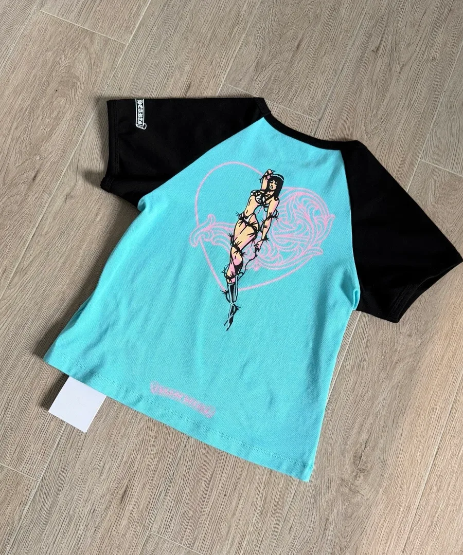 Футболка Chrome Hearts Deadly Doll со спины, ракурс три четверти