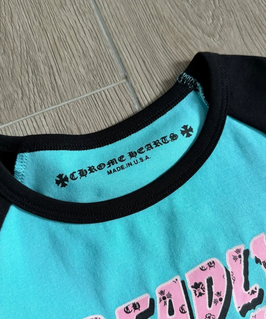 Деталь воротника футболки Chrome Hearts с фирменным ярлыком