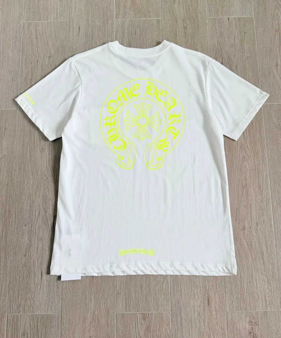 Белая футболка Chrome Hearts с неоновым принтом, вид сзади