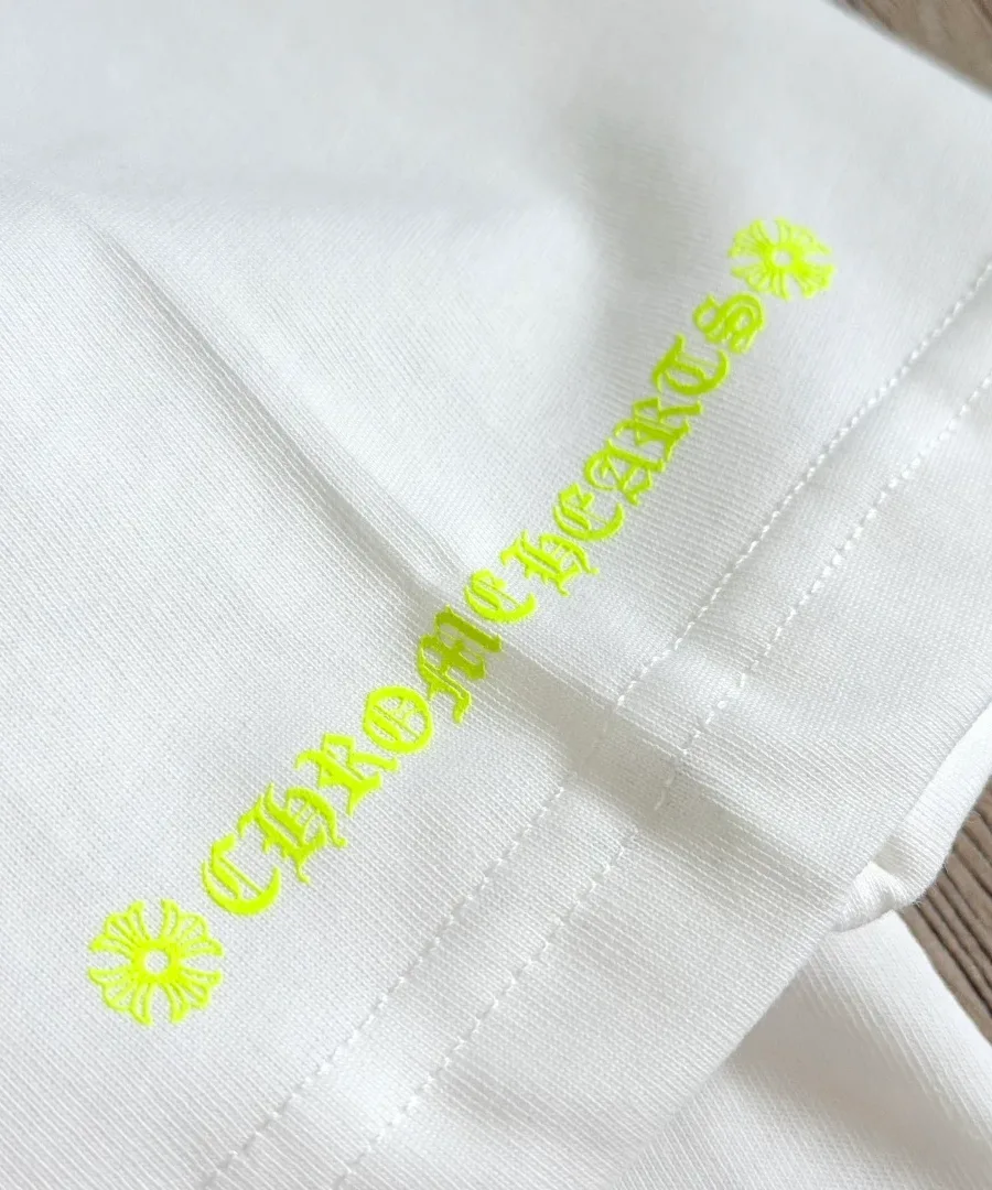 Принт на рукаве белой футболки Chrome Hearts