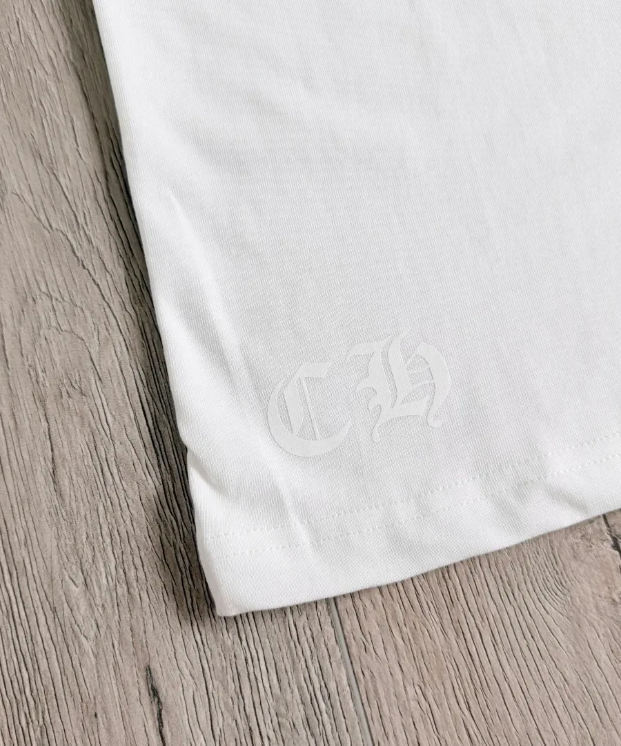 Тиснение CH на нижнем крае футболки Chrome Hearts