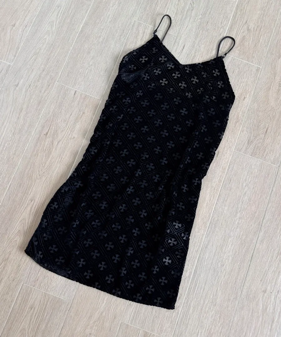 Черное бархатное платье-комбинация Chrome Hearts, вид под углом