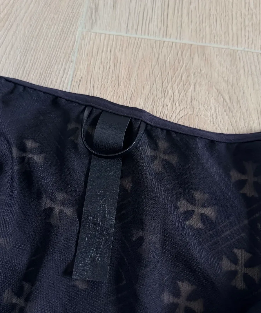 Внутренняя сторона платья Chrome Hearts с ярлыком