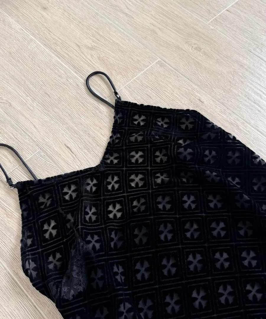 Деталь лифа черного бархатного платья Chrome Hearts