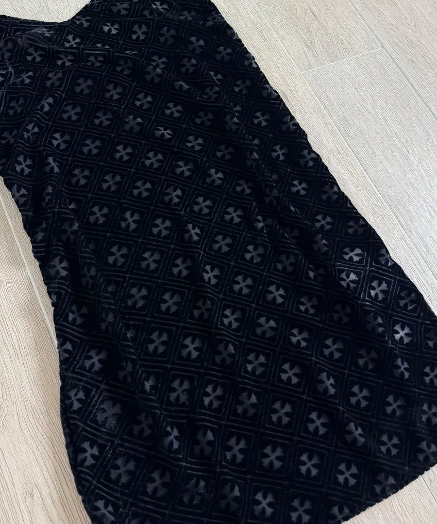 Текстура бархатной ткани с полупрозрачными крестами платья Chrome Hearts