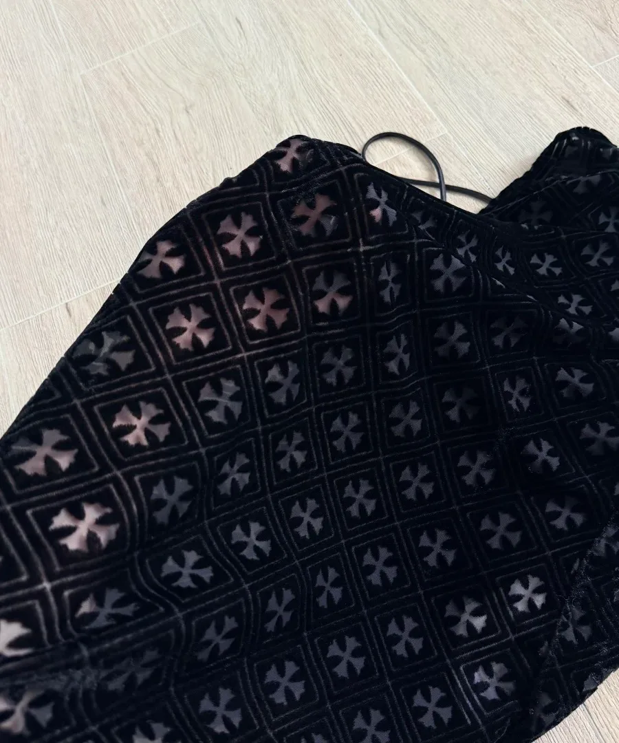 Крупный план полупрозрачного узора в виде крестов на платье Chrome Hearts
