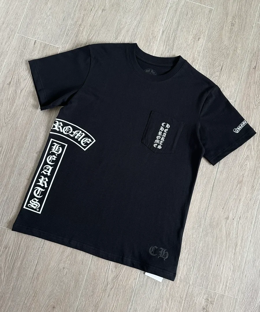 Черная футболка Chrome Hearts, вид спереди под углом