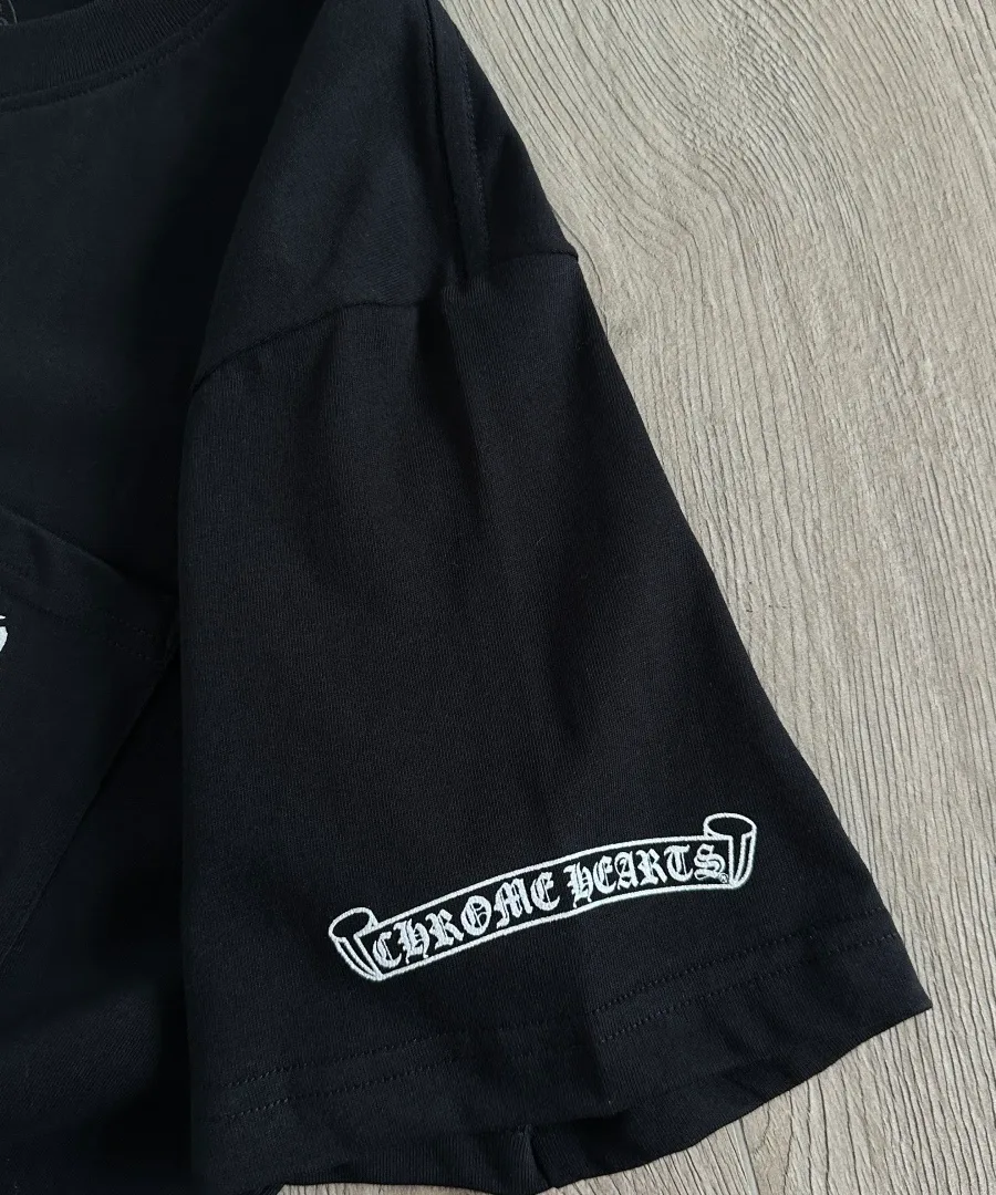 Деталь рукава черной футболки Chrome Hearts