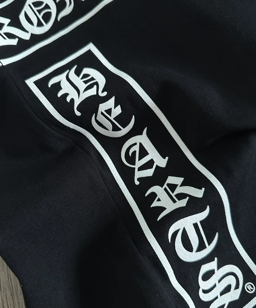 Боковой готический принт на черной футболке Chrome Hearts