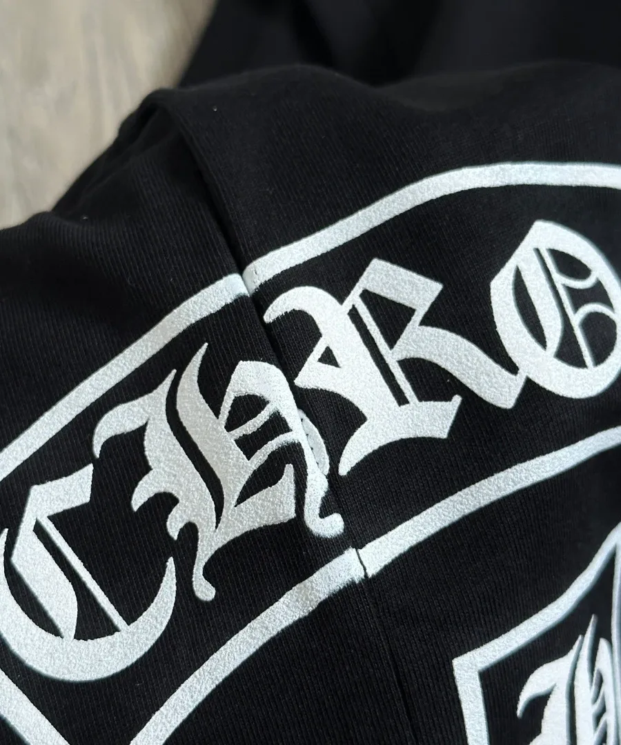 Деталь бокового принта черной футболки Chrome Hearts