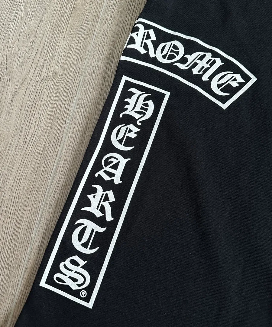 Вертикальный принт на черной футболке Chrome Hearts