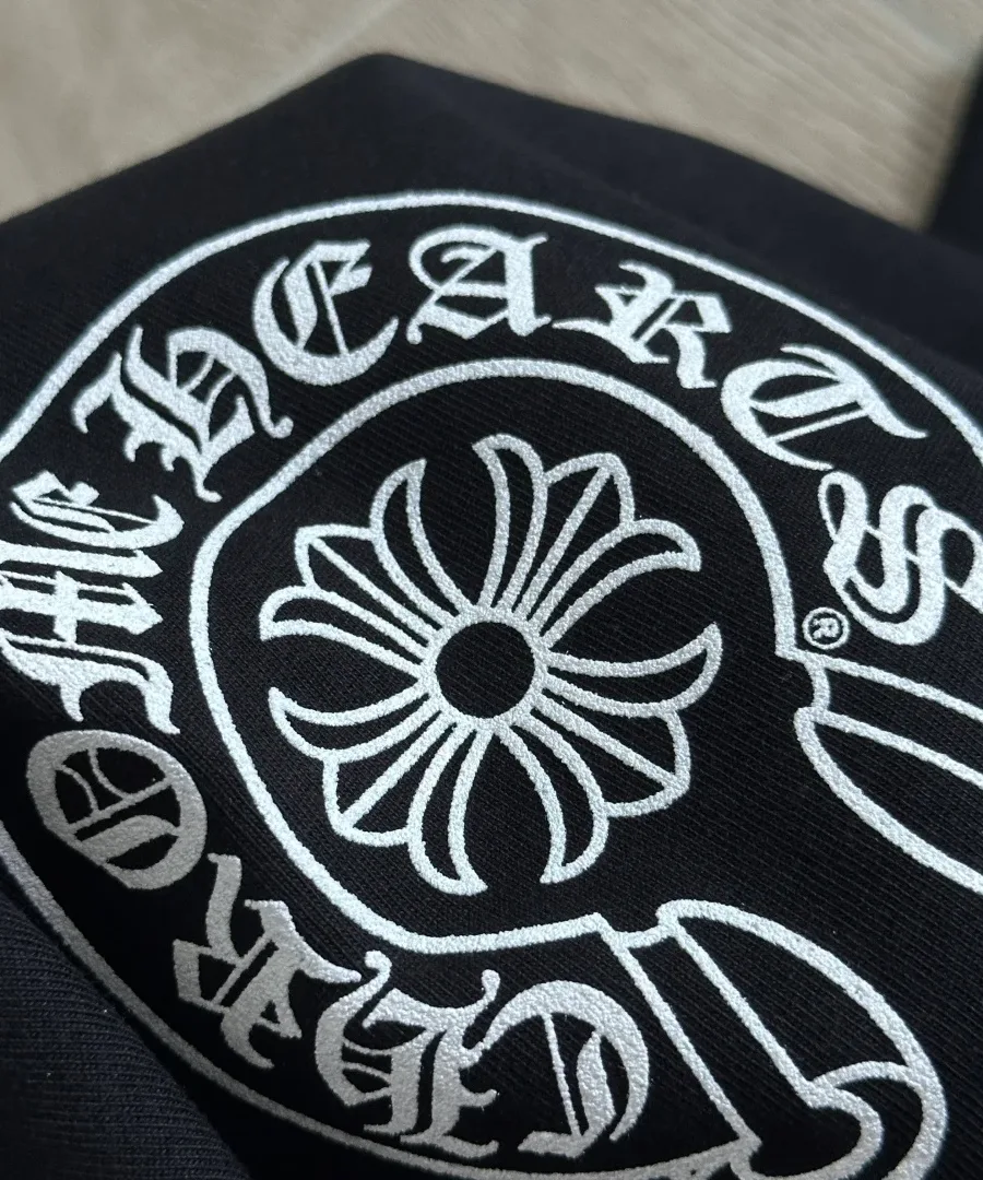 Принт в виде подковы на спине черной футболки Chrome Hearts
