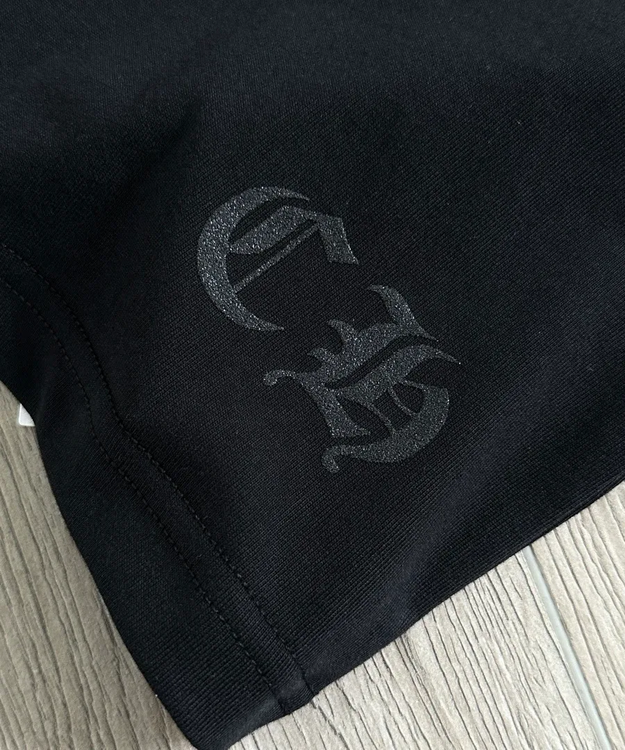 Вышитый логотип CH на черной футболке Chrome Hearts