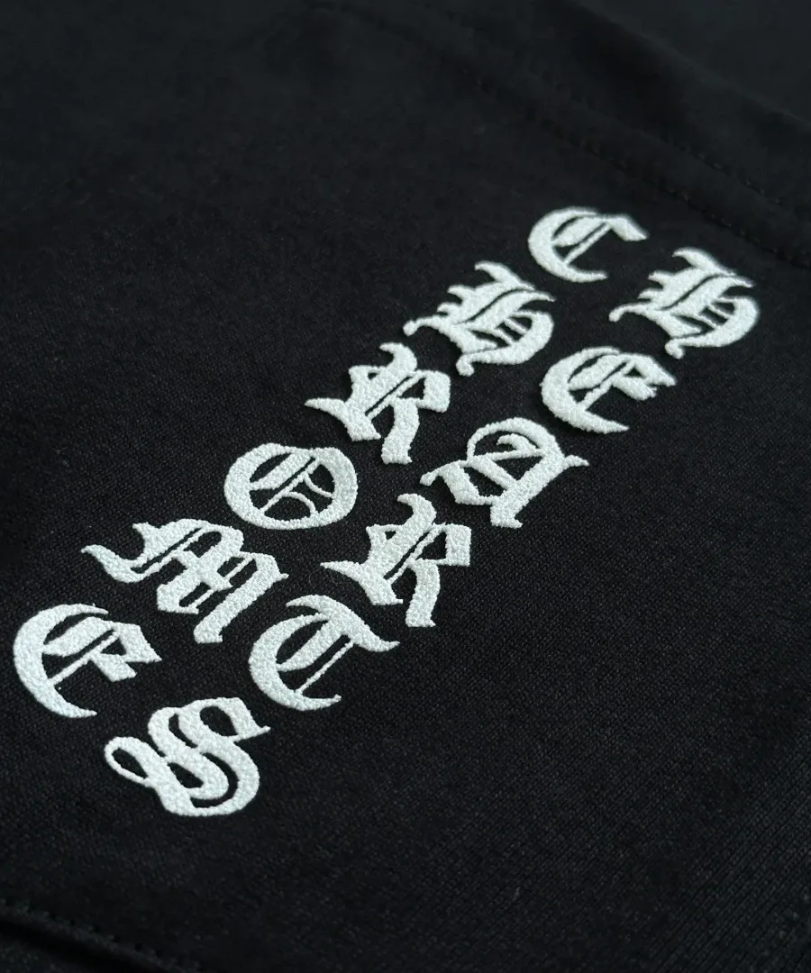 Принт на нагрудном кармане черной футболки Chrome Hearts