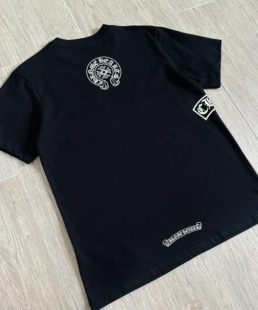 Черная футболка Chrome Hearts, вид со спины под углом